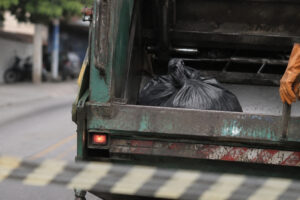 Recém-nascido com cordão umbilical é encontrado morto em saco dentro de caminhão de lixo em SP
