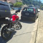 Motociclista sofre escoriações após colisão na traseira de um carro na Rua Azambuja
