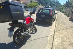 Motociclista sofre escoriações após colisão na traseira de um carro na Rua Azambuja