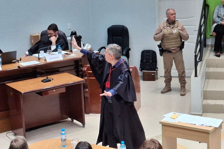 Homem é condenado após tentar matar ex-companheira com facão em SC