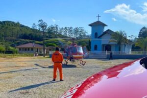 Idosa inconsciente é socorrida pelo Helicóptero Arcanjo em Ilhota (SC)