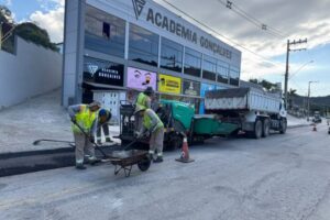 Recuperação asfáltica avança para a etapa final na Rua Alberto Müller