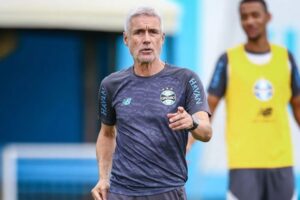 Golpe no Grêmio: homem se passa por Luís Castro e engana jogador