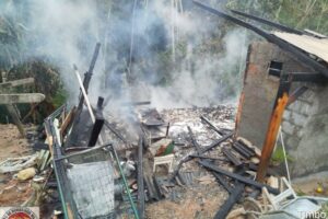 Incêndio destrói residência de madeira em Timbó (SC)