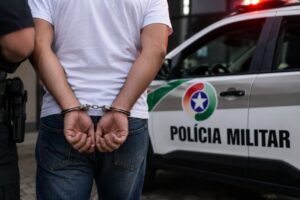 Homem é preso após descumprir medida protetiva e entrar na casa da ex em Brusque