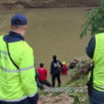 Veículo que caiu no rio Itajaí-Mirim é localizado por mergulhadores do Corpo de Bombeiros