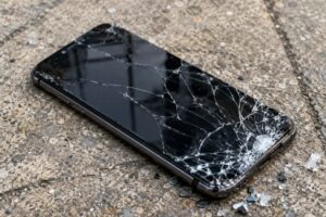 Homem é condenado a indenizar mulher após agressão e destruição de celular em SC