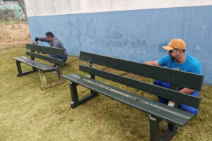 Marcenaria da Secretaria de Obras reforma pontos de ônibus em Brusque