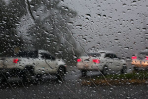 Chuva intensa no sábado e calor no domingo marcam a previsão do tempo em Santa Catarina