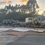Caminhão tomba e espalha carga de compensado na SC-350