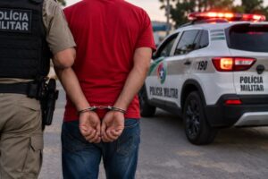 Mandado de prisão leva à captura de homem de 40 anos no Centro de Brusque