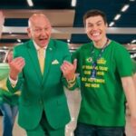 VÍDEO: Luciano Hang resgata o terno verde em comercial da Havan