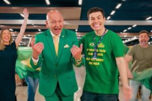 VÍDEO: Luciano Hang resgata o terno verde em comercial da Havan