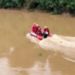 Após quatro dias, bombeiros localizam corpo de motorista que caiu no Itajaí-Mirim