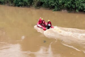 Após quatro dias, bombeiros localizam corpo de motorista que caiu no Itajaí-Mirim