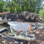 Motorista é projetado para fora de caminhão e morre após capotamento em SC
