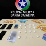 Abordagens de veículos levam PM a imóvel com drogas em Gaspar