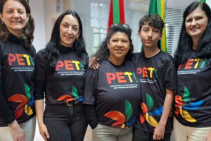 Aluno de Brusque recebe camiseta com desenho premiado no Prêmio MPT na Escola