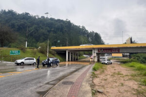 Adutora rompida causa volume de água nas proximidades da Ponte do Maluche