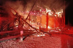 Depósito é tomado pelo fogo durante a madrugada em Itajaí