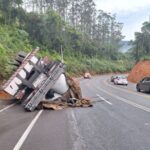 Caminhão tomba na Rodovia Gentil B. Archer, em Brusque