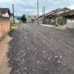 Asfalto velho vira base para ruas não pavimentadas em Brusque