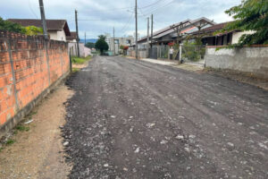 Asfalto velho vira base para ruas não pavimentadas em Brusque