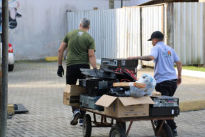 Dia D Ecoponto recolhe mais de uma tonelada de lixo eletrônico, pilhas e baterias