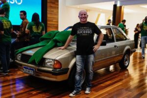 Havan presenteia colaborador com carro por 40 anos de empresa