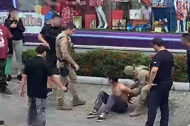 Homem é contido por populares após suspeita de estupro vulnerável no Centro