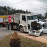 Mulher é conduzida ao hospital após colisão entre carro e caminhão, em Brusque