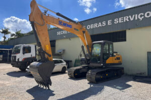 Secretaria de Obras recebe nova escavadeira hidráulica para reforçar serviços em Brusque