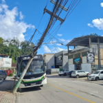 VÍDEO – Ônibus bate contra poste e deixa 6,6 mil unidades sem energia em Brusque