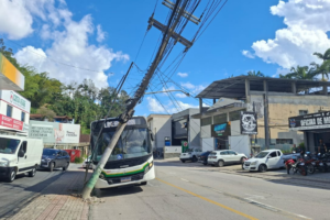 VÍDEO – Ônibus bate contra poste e deixa 6,6 mil unidades sem energia em Brusque