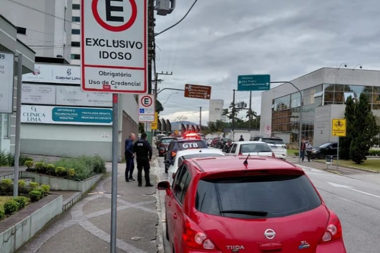 GTB atende denúncia e fiscaliza uso irregular de vaga especial