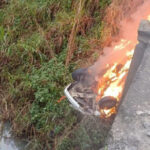 Carro cai de ponte, pega fogo e interdita trecho da BR-470 em Rodeio