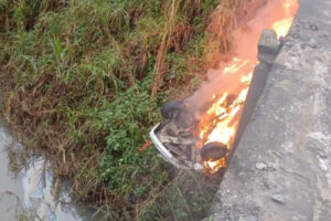Carro cai de ponte, pega fogo e interdita trecho da BR-470 em Rodeio