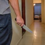 Homem tenta atingir mulher com faca, desfere socos e chutes contra PM e termina detido em SC
