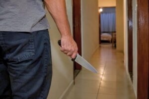 Homem tenta atingir mulher com faca, desfere socos e chutes contra PM e termina detido em SC