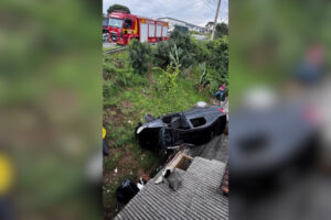 Motorista passa mal ao volante e carro capota na BR-280