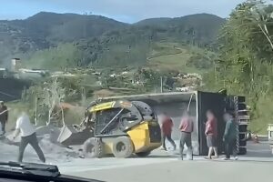 Carreta tomba na subida do Morro da Gabiroba, em Botuverá