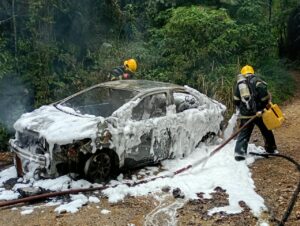 Carro é destruído por incêndio no bairro Tomaz Coelho, em Brusque