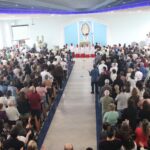 Fiéis lotam igreja do Steffen para celebrar Nossa Senhora Aparecida