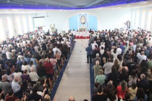 Fiéis lotam igreja do Steffen para celebrar Nossa Senhora Aparecida