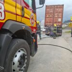 VÍDEO: Princípio de incêndio atinge rodas de carreta na Rod. Antônio Heil