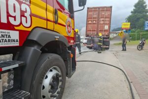 VÍDEO: Princípio de incêndio atinge rodas de carreta na Rod. Antônio Heil
