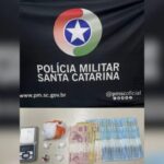 Cocaína, dinheiro e balança são apreendidos durante ação policial em Guabiruba