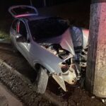 Carro bate contra poste e deixa duas pessoas feridas no Planalto Norte
