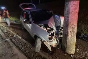 Carro bate contra poste e deixa duas pessoas feridas no Planalto Norte