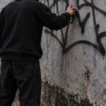 Homem é condenado por pichar muro da casa de colega de trabalho com frases ofensivas